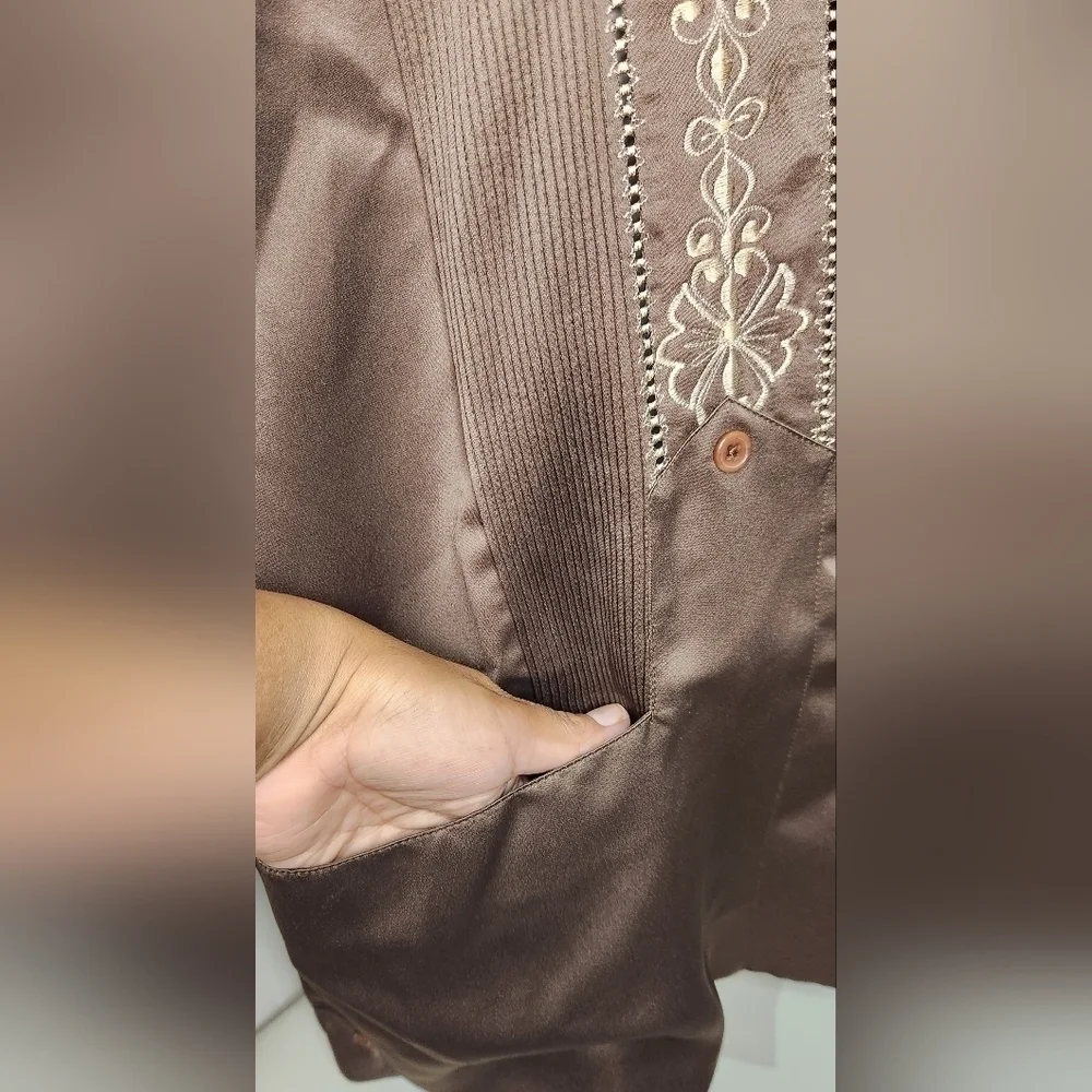 zava fine embroidered guayabera with buttons Short sleeve size L